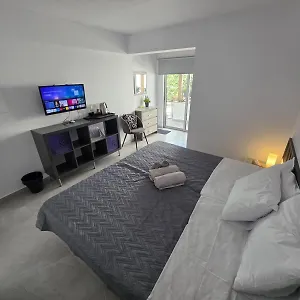 https://town-centre-suites.hotelsatayianapa.com